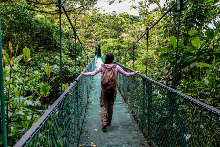 chica en puente colgante monteverde costa rica